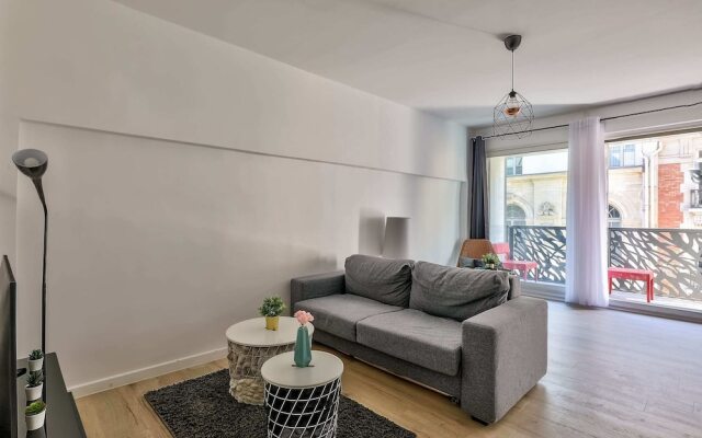 Charming 2 Room Apartment With Balcony - Paris 8ème
