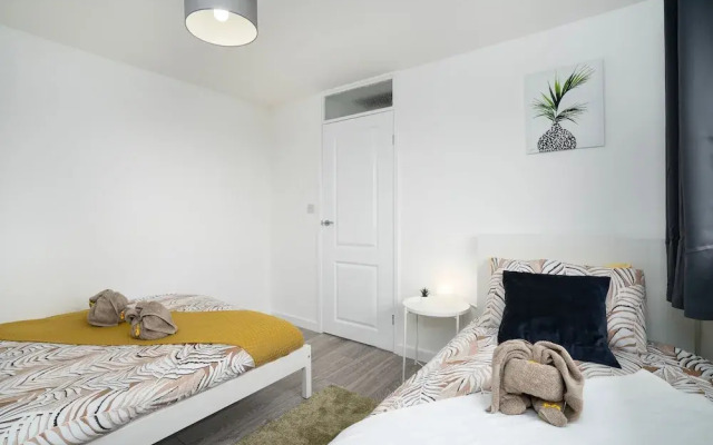 Modern 4 Bed House-free Parking