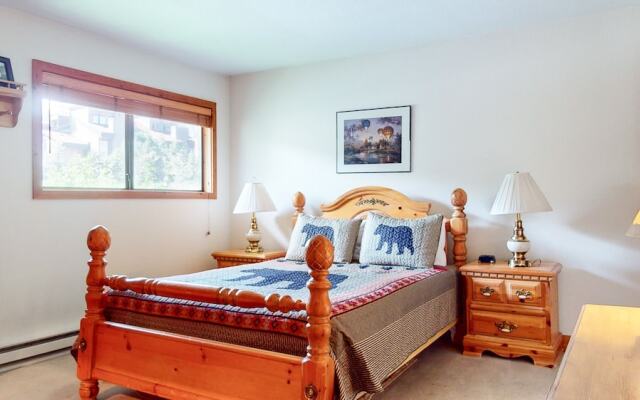 Rainbow Villas 1 Charming Boutique complex, Dual Master Suites, Forest Mountain Views by RedAwning