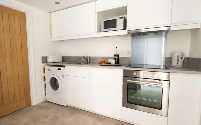 Stunning 1 Bedroom Apartment - Plymouth