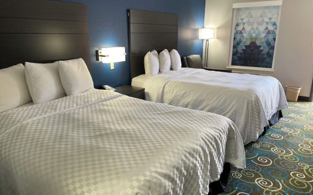 Clairmont Inn & Suites Warren