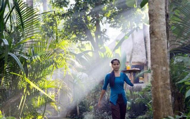 Alam Nusa Bungalow Huts & Spa