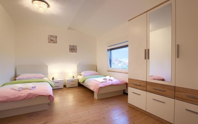 Awesome Home in Jadreski With 4 Bedrooms and Wifi