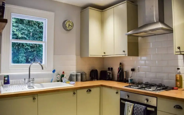 Fantastic 2 Bedroom Shepherds Bush Garden Flat