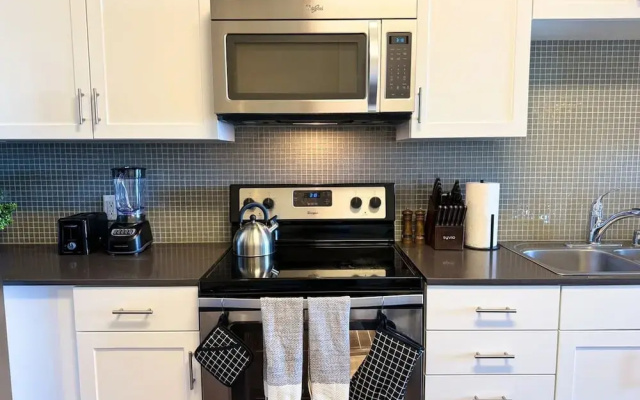 NEW LA Home W Pool GYM Parking 10 Min to Cedars