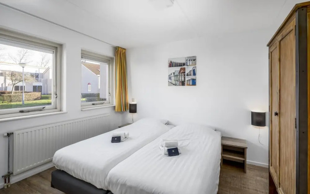 Bungalow in Renesse Near North Sea Beach