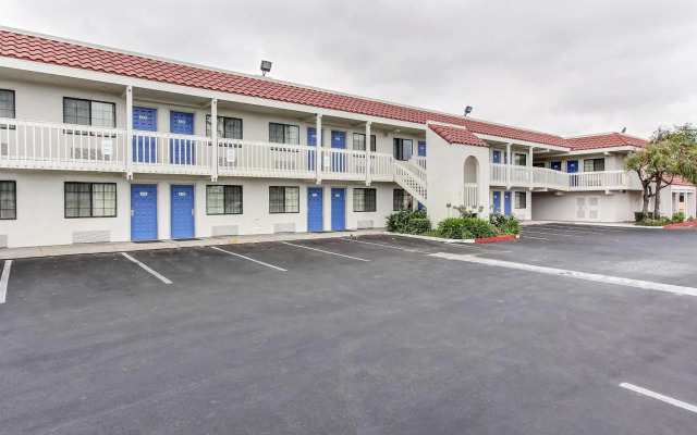 Motel 6 Salinas, CA - North Monterey Area