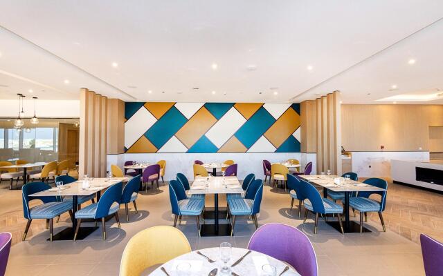 Отель Premier Inn Dubai Dragon Mart