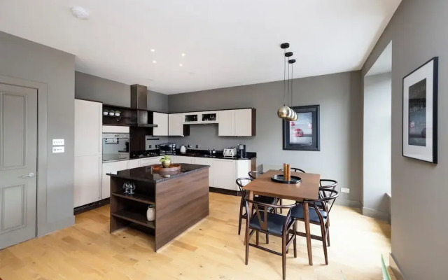 Stylish 2-bed flat in New Town