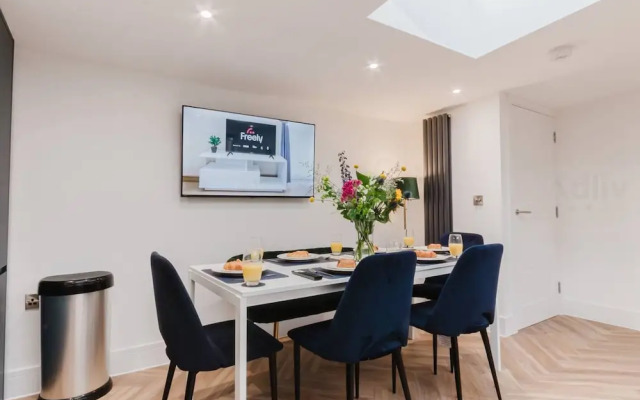 Luxury Seaside Home Parking Sleeps 8 by Adliv