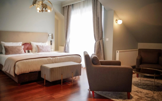 Queen's Court Hotel & Residence