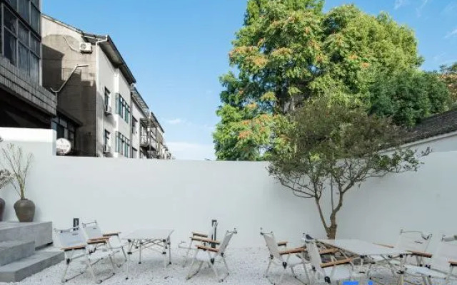 Chunye Design Homestay (Wuzhen Xizha Scenic Area)