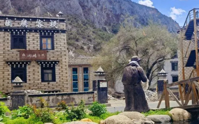 Yading Totem Boutique Inn