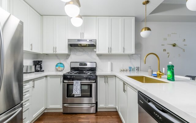 GLOBALSTAY. Modern Lake Ontario Townhomes
