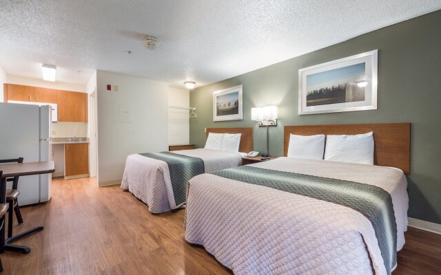 HomeTowne Studios by Red Roof Orlando South