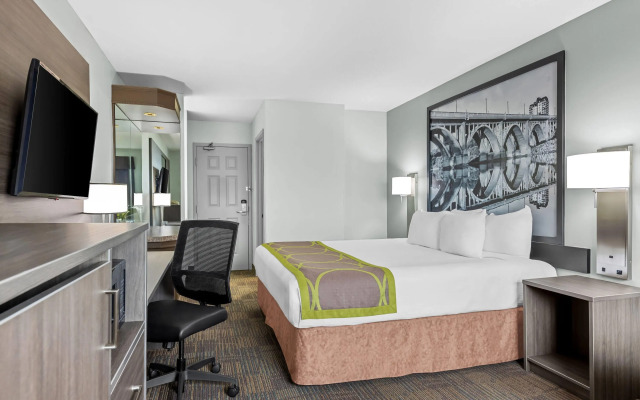 Super 8 by Wyndham Saskatoon Near Saskatoon Airport