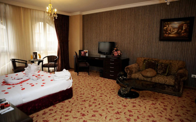 Queen's Suite Hotel