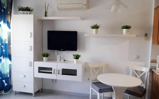 Studio in Benalmádena, With Wonderful sea View, Shared Pool, Balcony