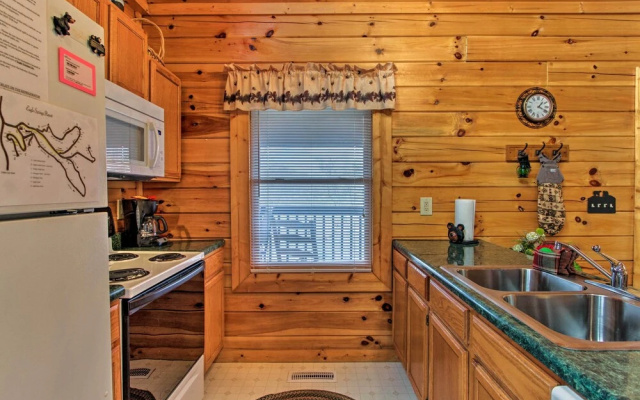 Rustic Sevierville Cabin w/ Covered Porch!