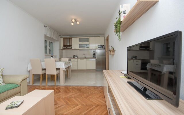 Amazing Apartment in Makarska With Wifi and 2 Bedrooms