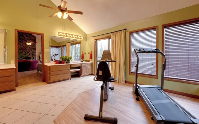 Stunning Southaven Estate: Pool & Spacious Deck!