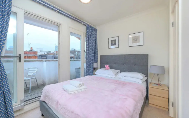 The Aristocrat - Fitzrovia - by Frankie Says