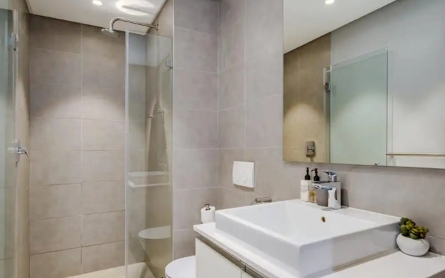 Urban Chic Apartment Close to Waterfront Warwick