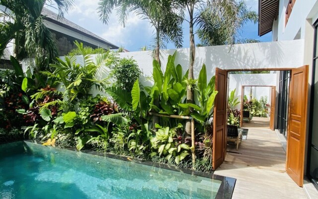 Luxury Private Loft, 2 BR, Canggu With Staff