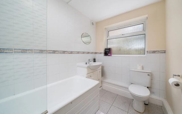 Spacious Pet Friendly 2-bed Apartment in Redhill