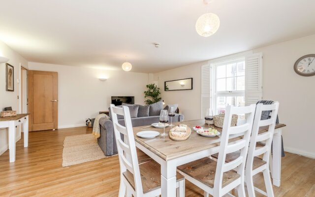 Large Apartment near Windsor Castle