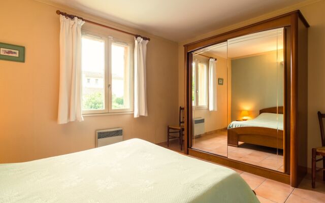 Cozy Holiday Home in Noves with Swimming Pool