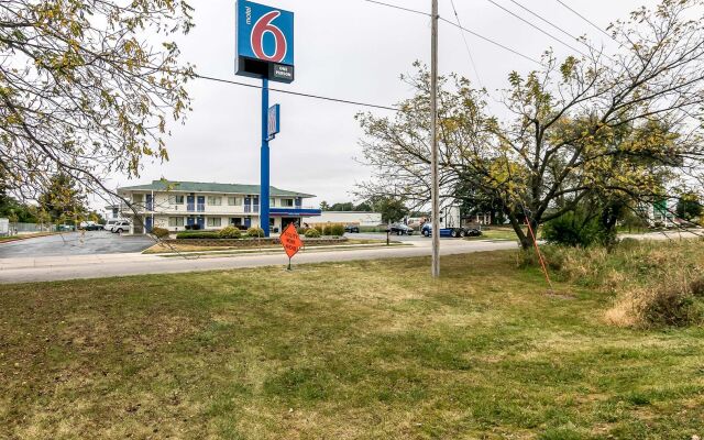 Motel 6 Janesville, WI