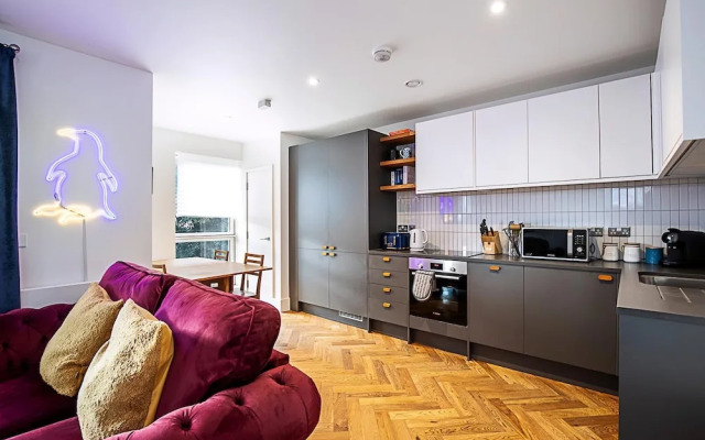 Chic Crystal Palace Flat with Balcony & Workspace