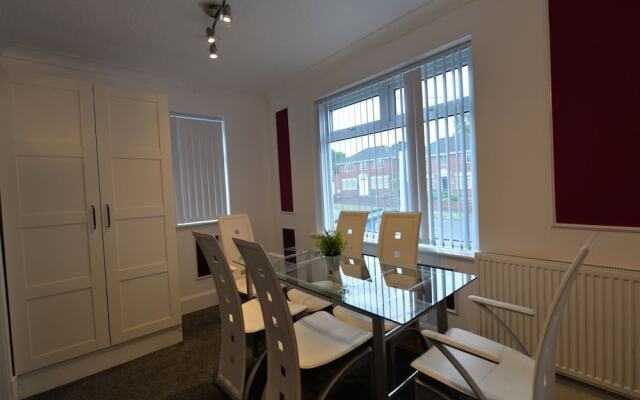 Centrally-located Apartment in Coventry With Netflix
