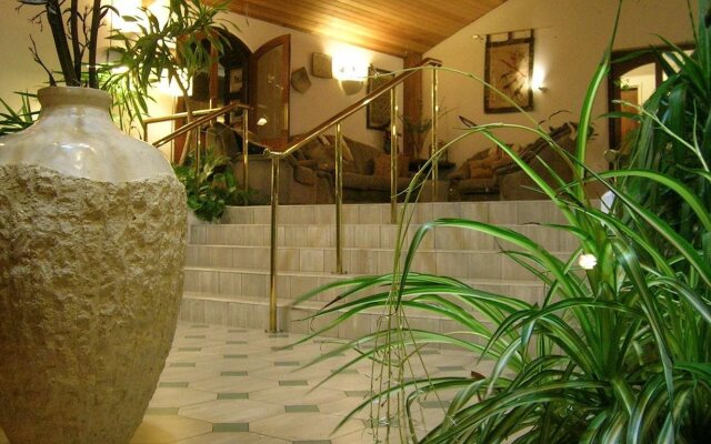 The Cedar Lodge Hotel and Restaurant