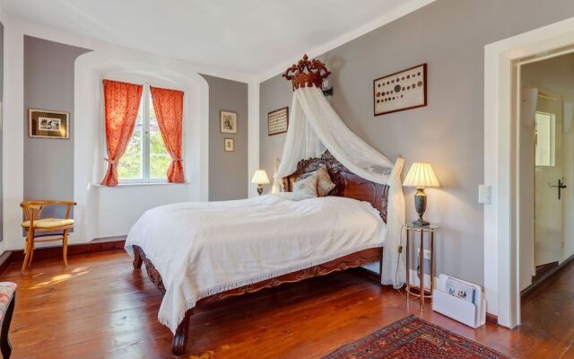 Lavish Castle in Riedenburg with Garden near Lake