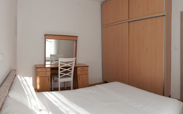 Modern apt With Large Garden & Parking in Center
