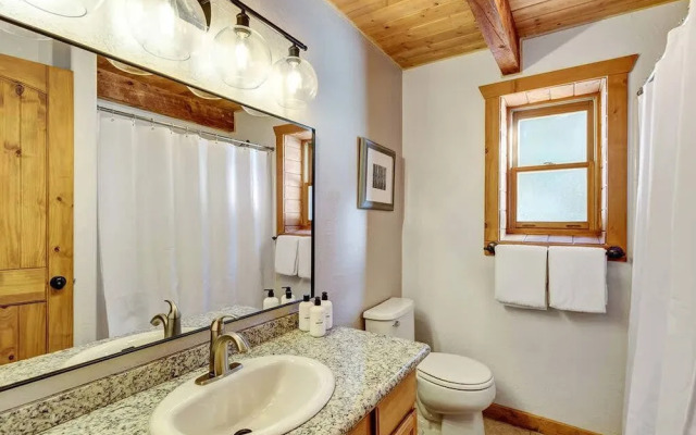 Private Luxurious Cabin w spa Near Breckenridge