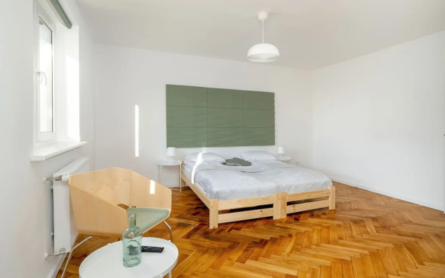 Studio With Outdoor Parking by Renters