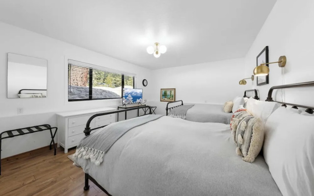 Bright & Modern Cabin Luxury Home in Carnelian Bay!