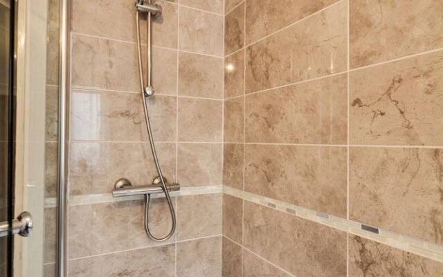 Cosy 2 Bedroom Apartment with Parking
