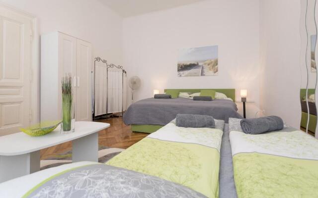 Belvedere Palace Green Heart Studio