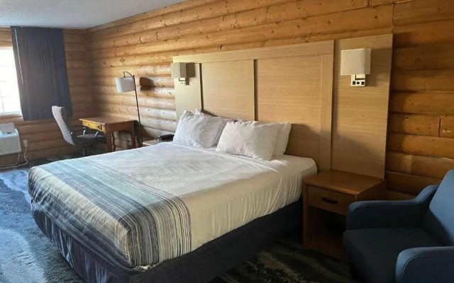 Days Inn & Suites by Wyndham Williamsburg IA North