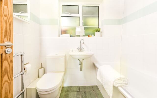 Sensational Southfields Home by King George's Park