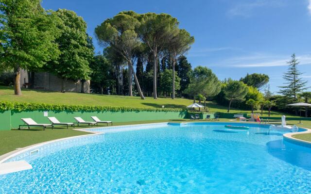 Splendid Villa in Macerata With Pool & Views