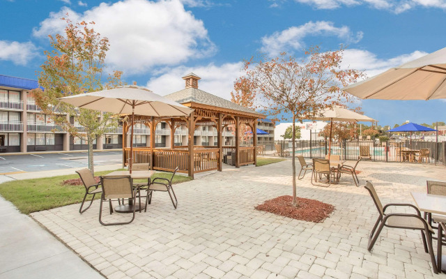 Ramada Plaza by Wyndham Fayetteville Fort Bragg Area