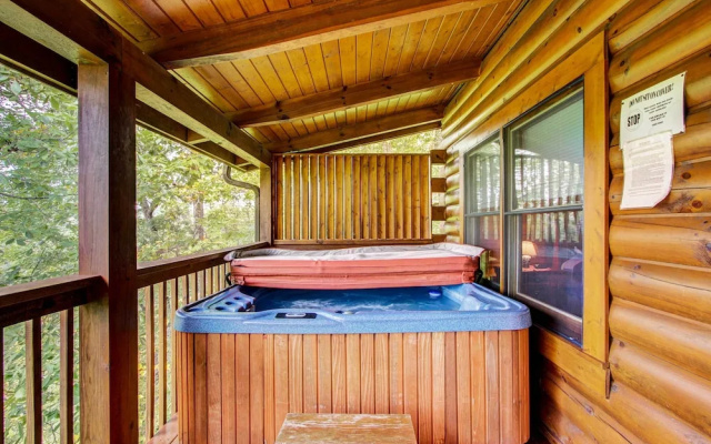 Rustic Sevierville Cabin w/ Covered Porch!
