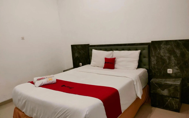 OYO 1957 Riverside Residence