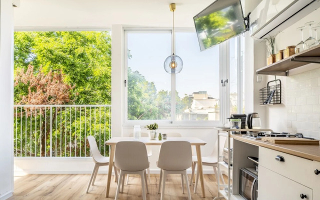 Bright & Sunny Apt in Trendy Location