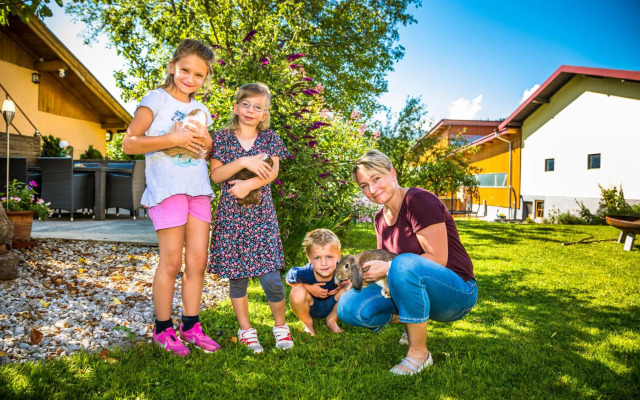 Apartment Motzenhof - Stadtnähe Salzburg - modernes Bauernhoferlebnis inklusive